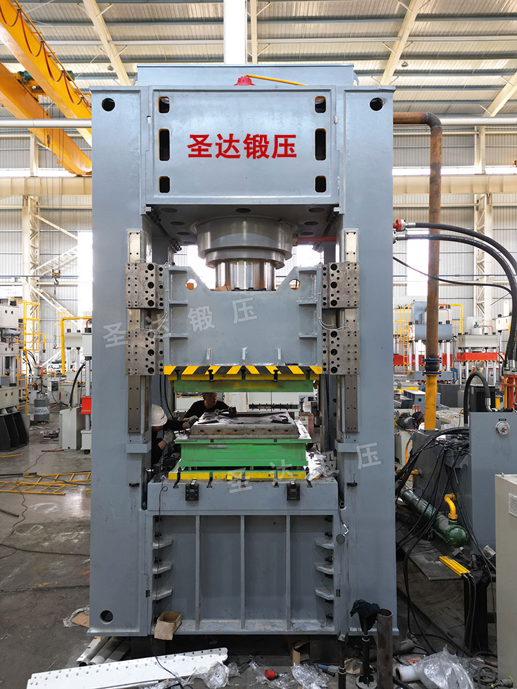 800噸BDF地埋式水箱板液壓機 800噸BDF地埋式水箱板液壓機