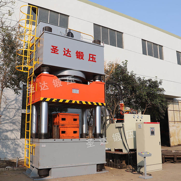 2000噸三梁四柱液壓機(jī)車間展示 2000噸三梁四柱液壓機(jī)車間展示