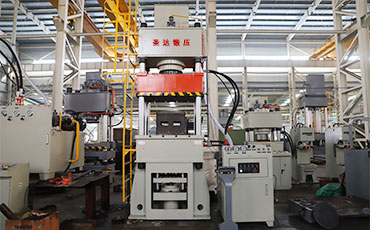 三梁四柱液壓機簡述（結(jié)構(gòu)、特點、參數(shù)及配置）