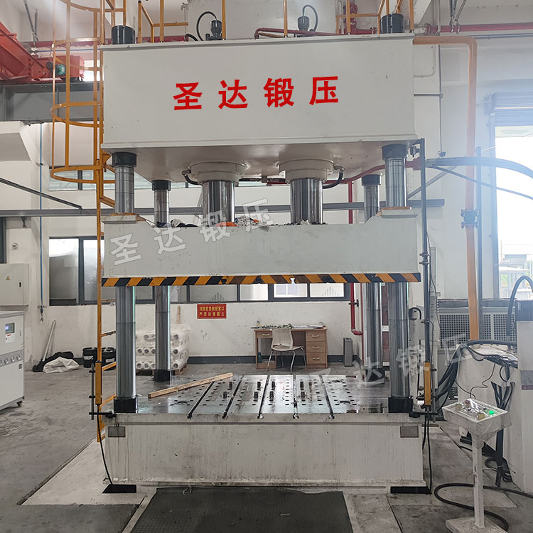 不銹鋼水槽拉伸液壓機(jī)安裝現(xiàn)場(chǎng) 不銹鋼水槽拉伸液壓機(jī)安裝現(xiàn)場(chǎng)