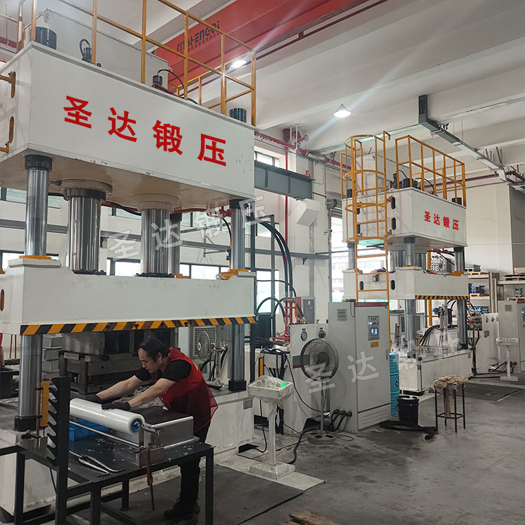 不銹鋼水槽拉伸液壓機(jī)客戶(hù)車(chē)間 不銹鋼水槽拉伸液壓機(jī)客戶(hù)車(chē)間