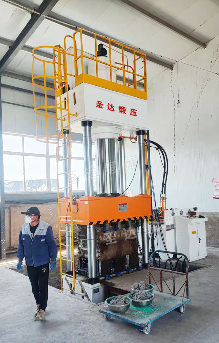 U型樹脂排水溝成型液壓機(jī)現(xiàn)場 U型樹脂排水溝成型液壓機(jī)現(xiàn)場