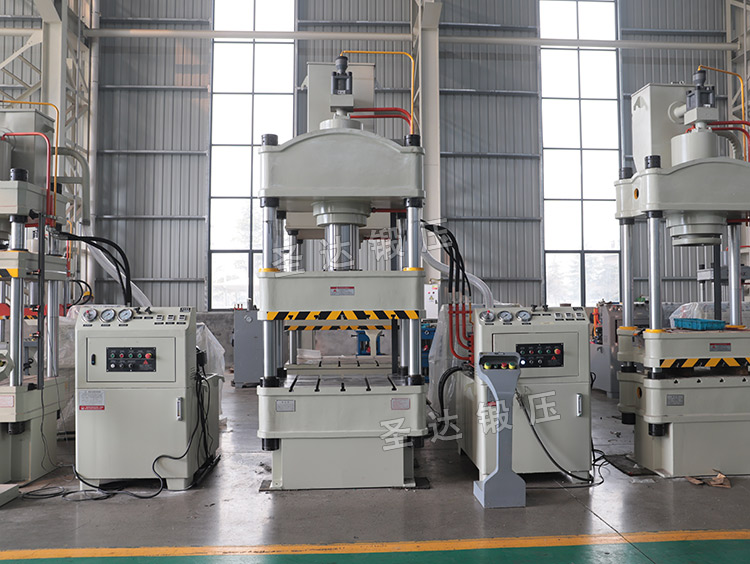 三梁四柱液壓機(jī) 三梁四柱液壓機(jī)